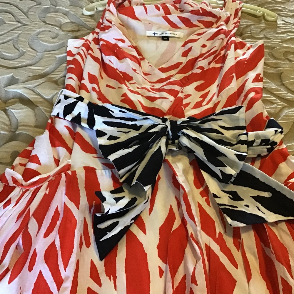 Diane Von Furstenberg Red and White V-Neck Fit and Flare Midi Dress - Picture 10 of 16